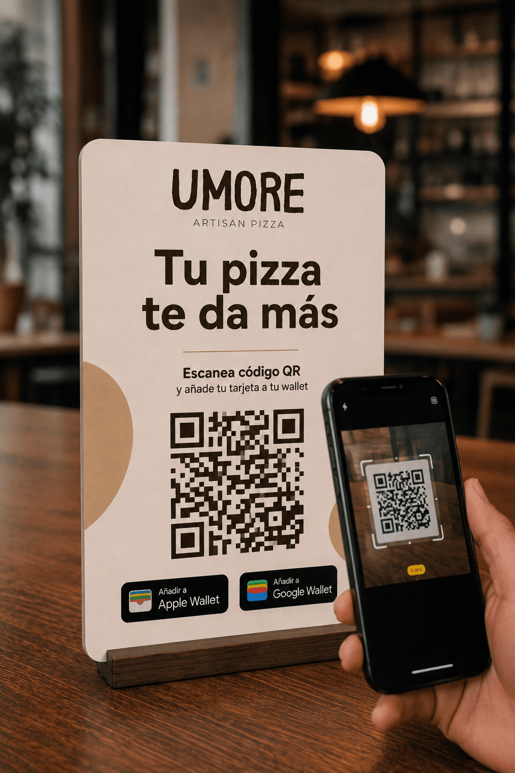 Cliente escaneando con el móvil el cartel con el código QR de Umore Pizza.